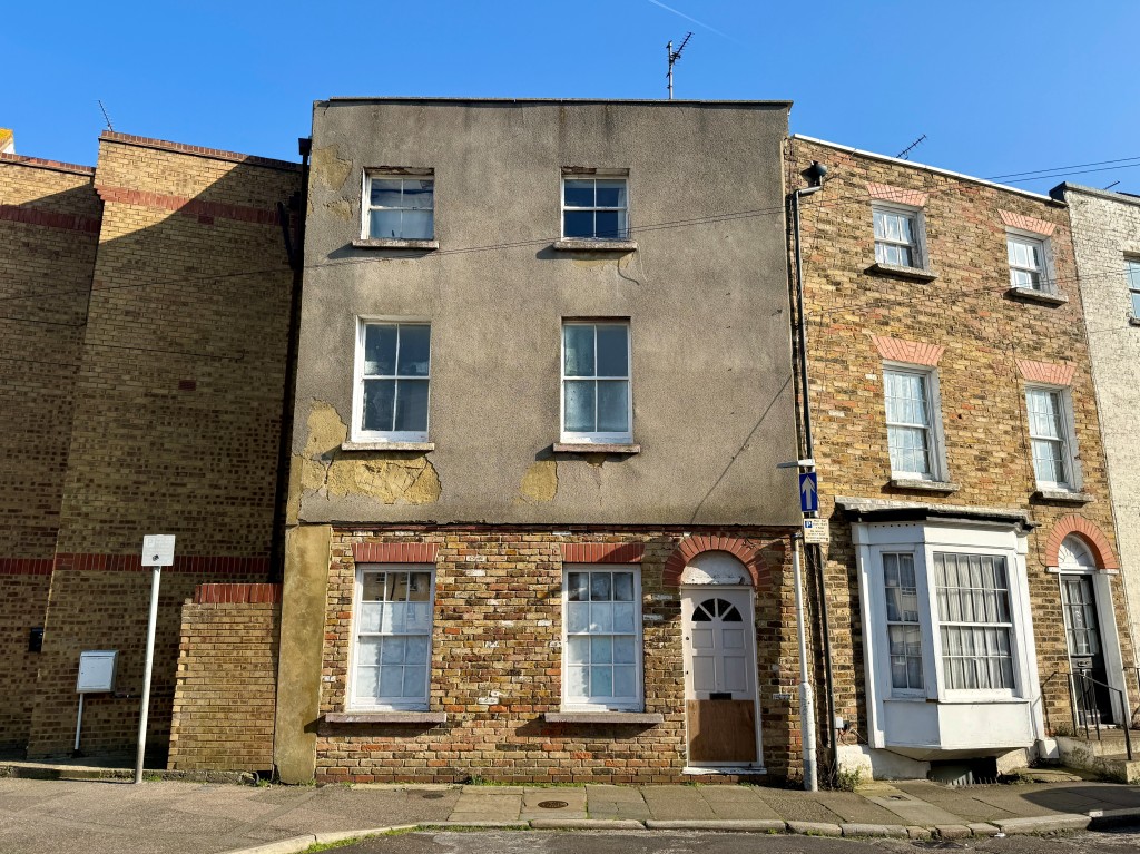 Lot: 29 - SIX-BEDROOM HOUSE FOR IMPROVEMENT - Mid-terrace house for improvement